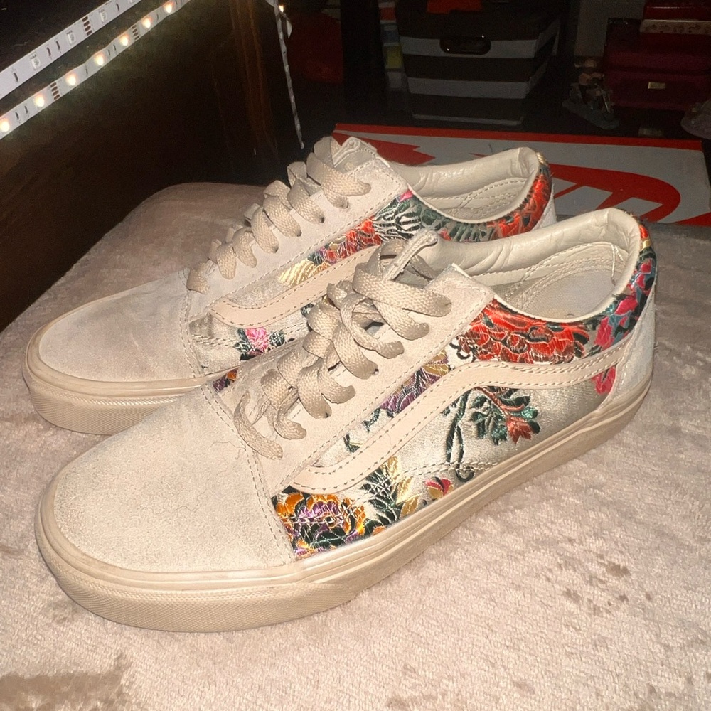 Old skool vans, barely worn women size 8